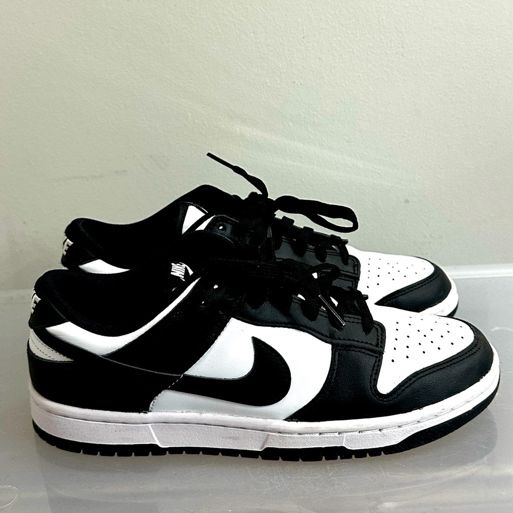 Size 8.5- NIKE Women’s Low Dunk 🖤